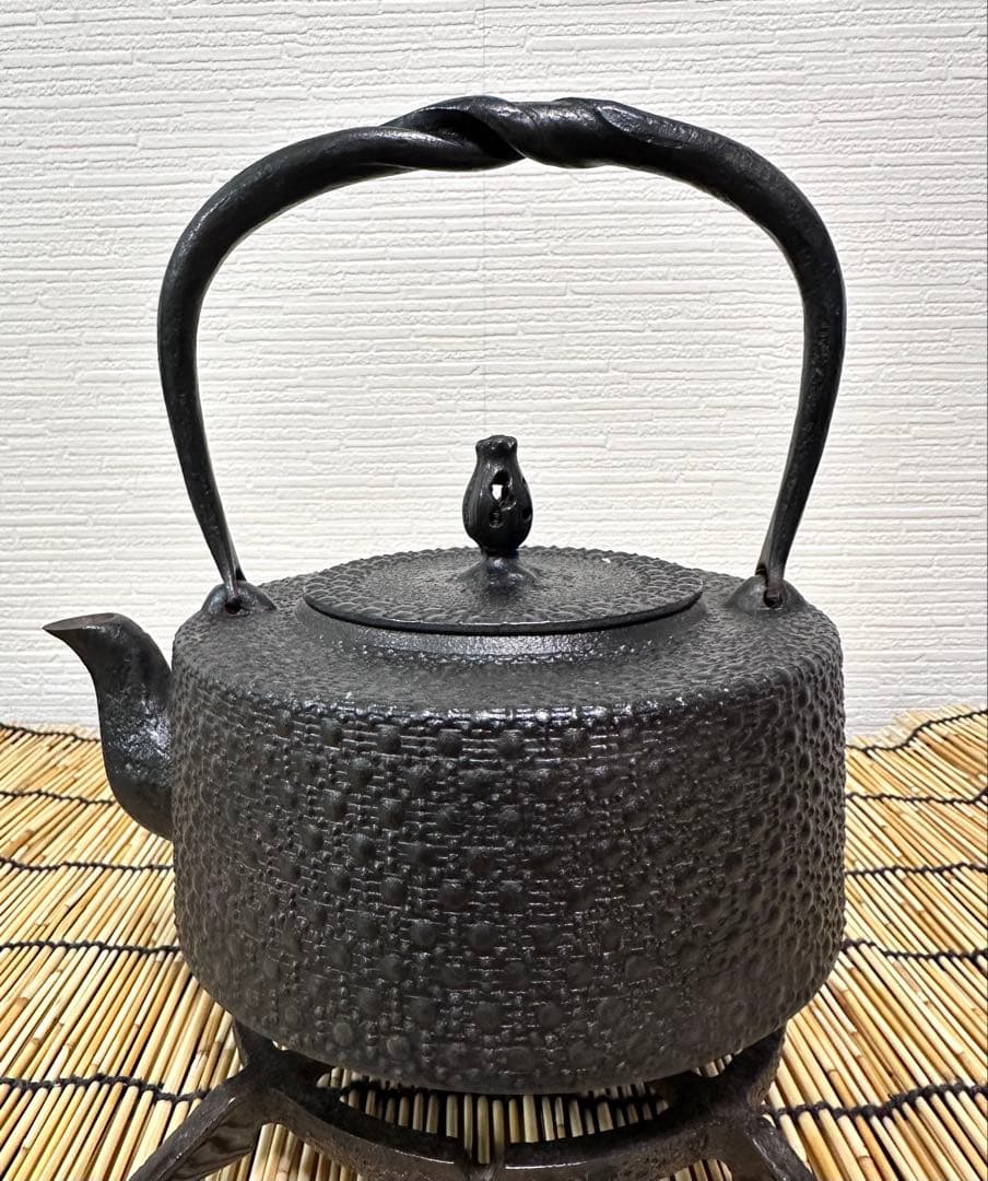 ＵＳＥＤ、良品　南部虎山工房前田知行造１２型東雲亀甲　南部鉄瓶　南部鉄器　鉄瓶