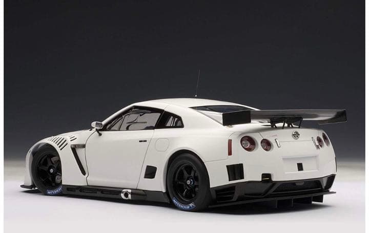 オートアート 81076 1/18 日産GTR FIA GT1 ホワイト