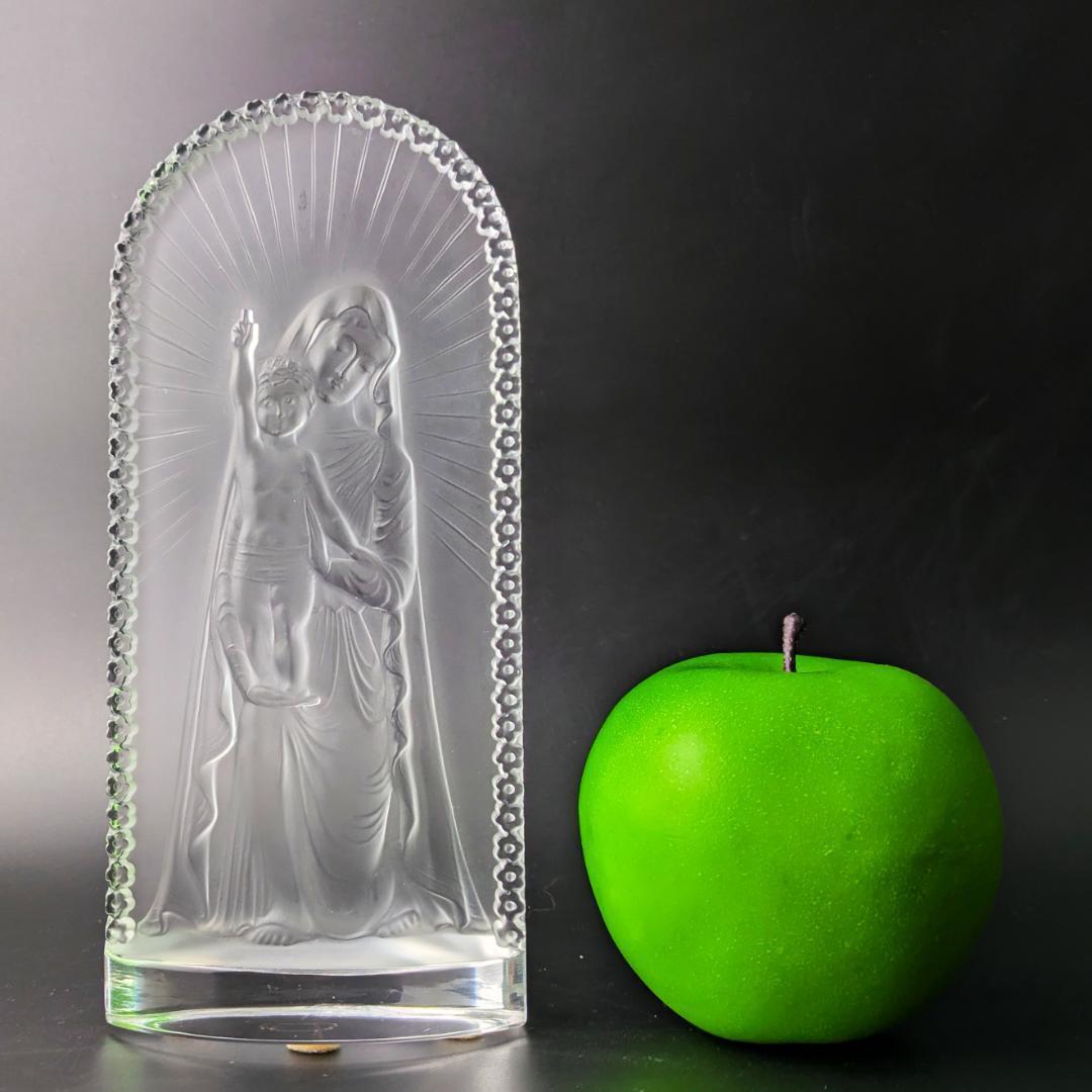 ★ラリック 祈りを込めた跪く聖母子像—神秘の輝きと慈愛の光輪が宿る逸品サインあり