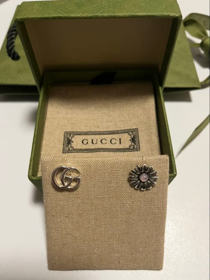 GUCCI シルバーピアス GGロゴ 花モチーフ