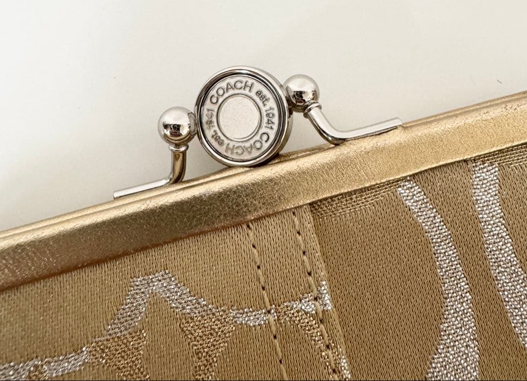 COACH がま口　キスロック　クラッチ　ゴールドラメ　コーチ