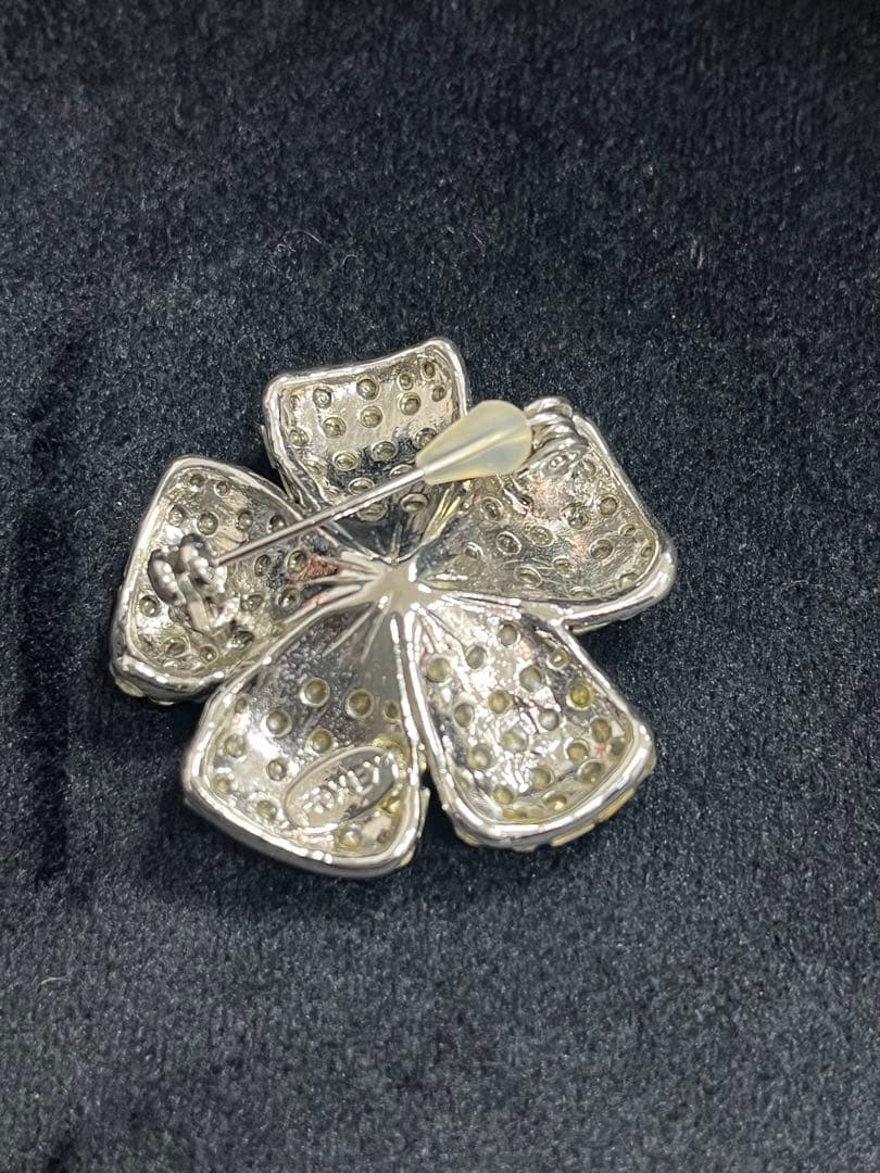 ミ*リ様 【美品】FOXEY フォクシー　ライトグリーンフラワーブローチ