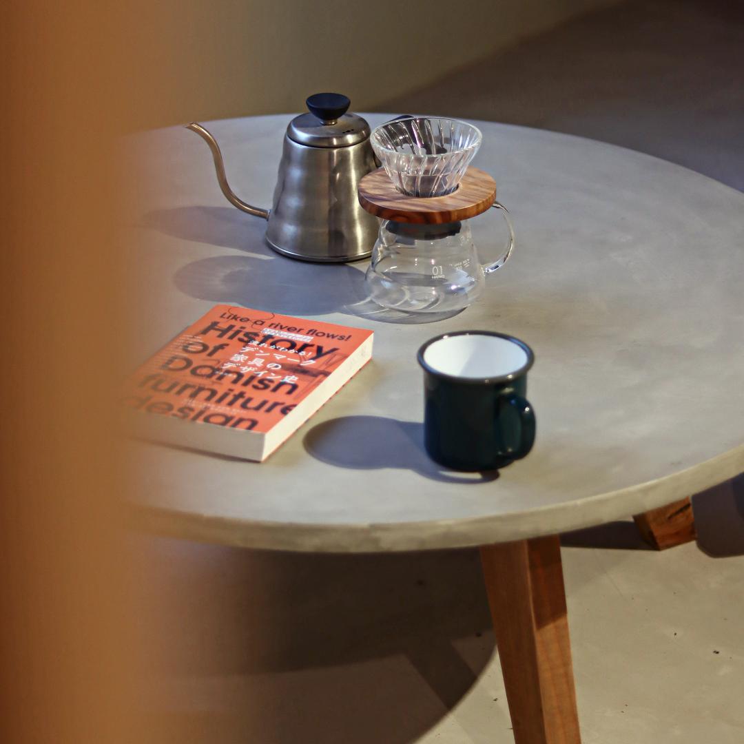 円形｜ラウンドテーブル｜ライトグレー｜薄塗りモルタル｜ちゃぶ台