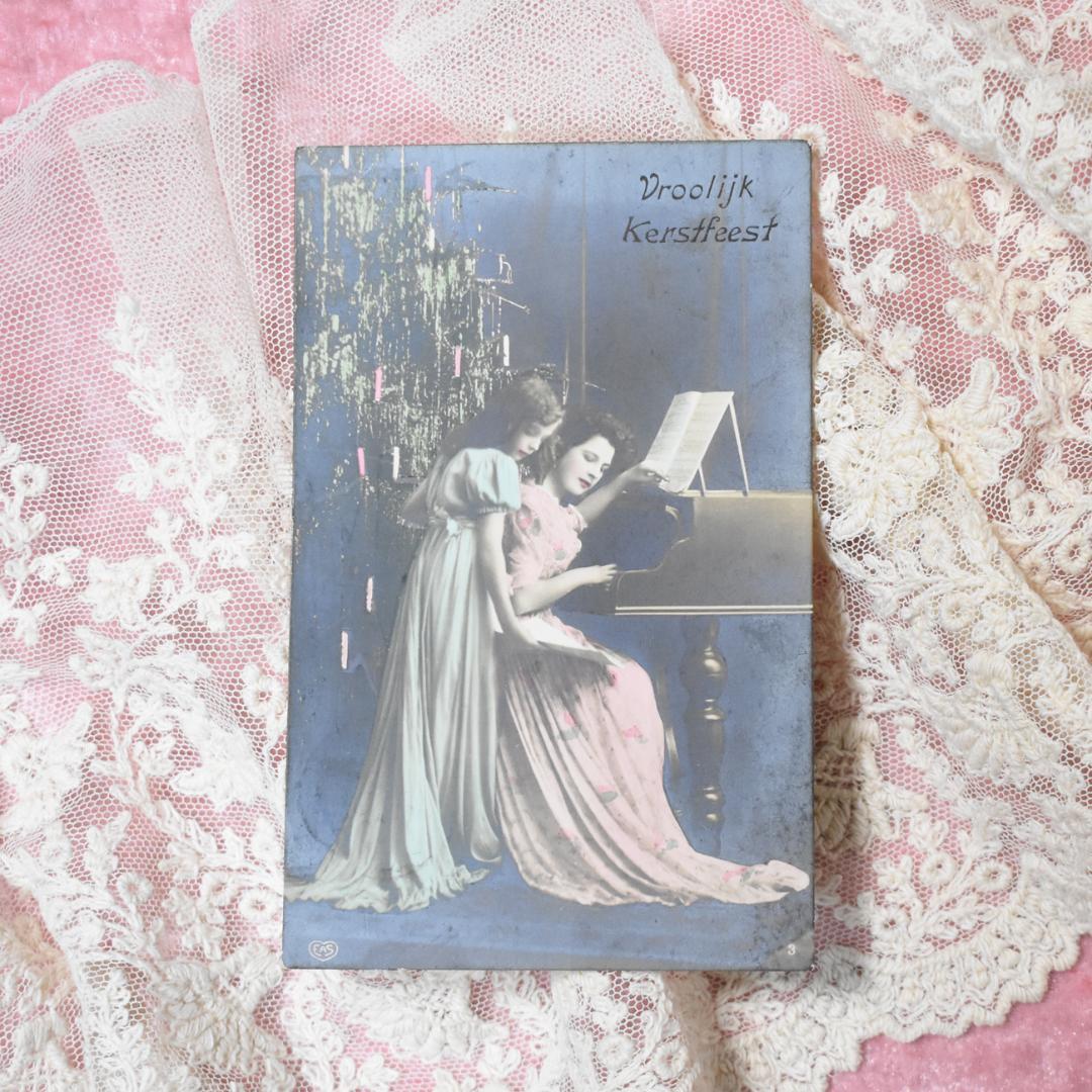 *アンティークポストカード　クリスマスにピアノを奏でる少女とママ