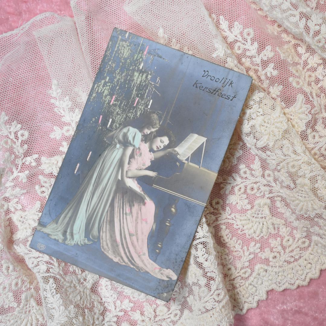 *アンティークポストカード　クリスマスにピアノを奏でる少女とママ