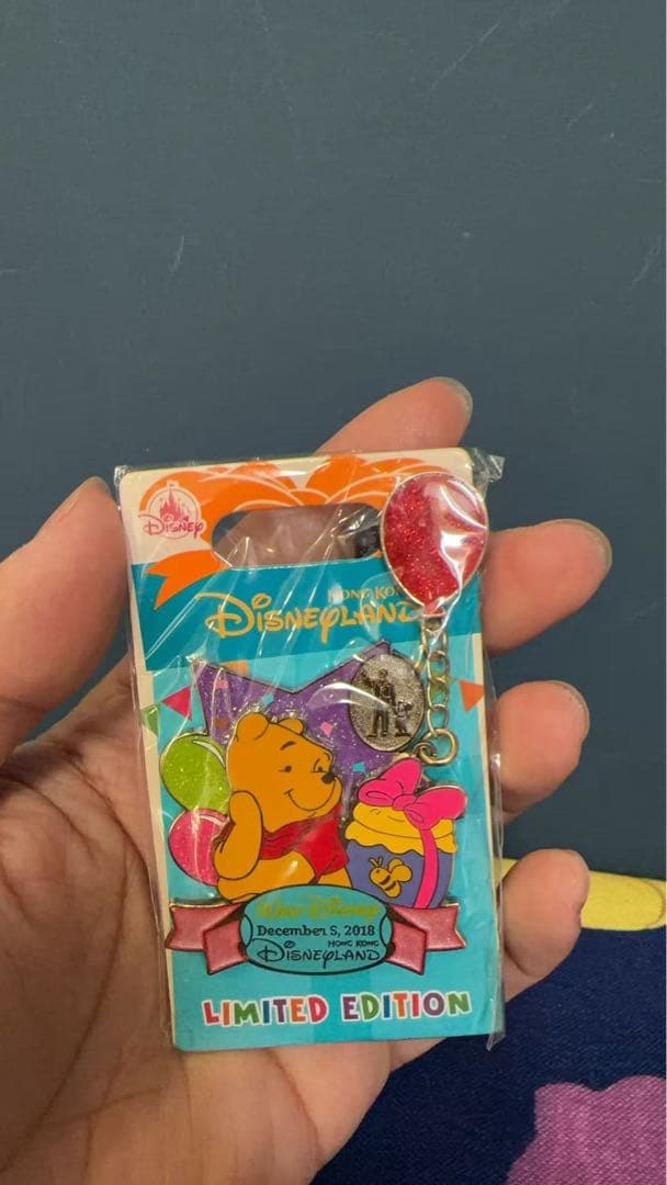 香港ディズニーランド正規品　ディズニーのお誕生日シリーズぷーさん　ピンバッジ