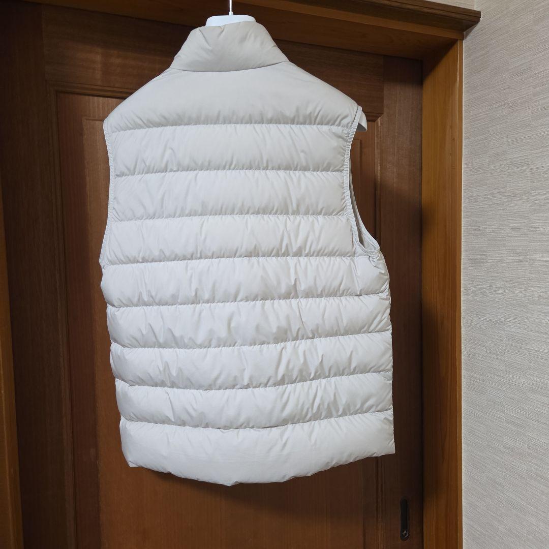 MONCLER ホワイト ダウンベスト ハンガー付けます。