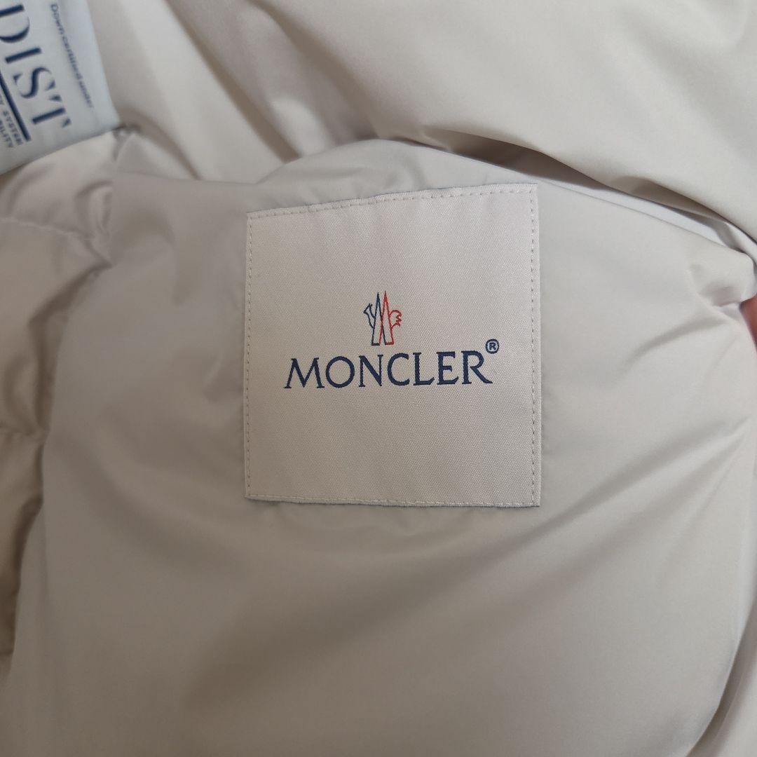MONCLER ホワイト ダウンベスト ハンガー付けます。