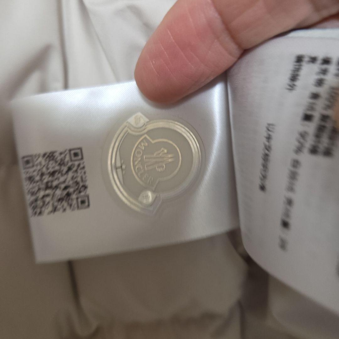 MONCLER ホワイト ダウンベスト ハンガー付けます。