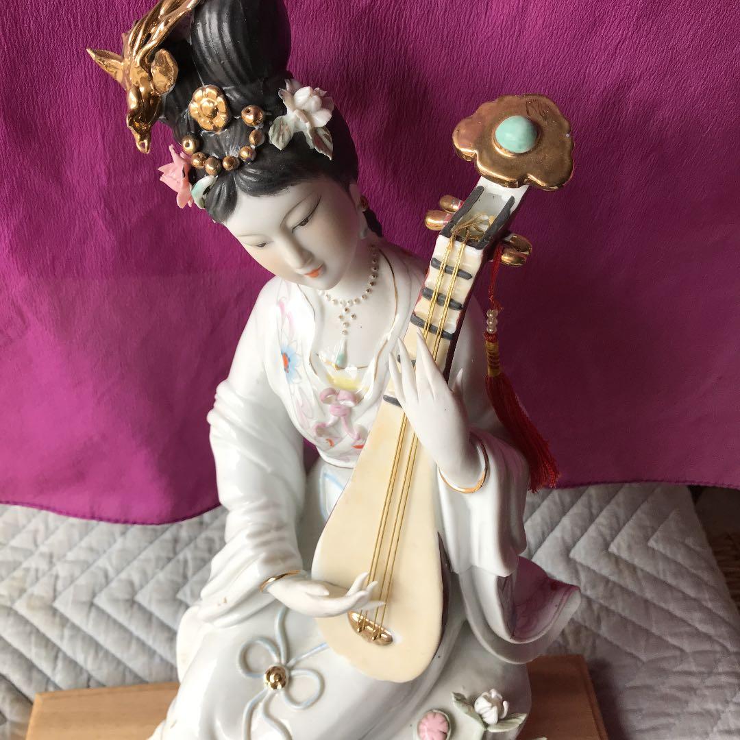 琵琶を弾く麗人