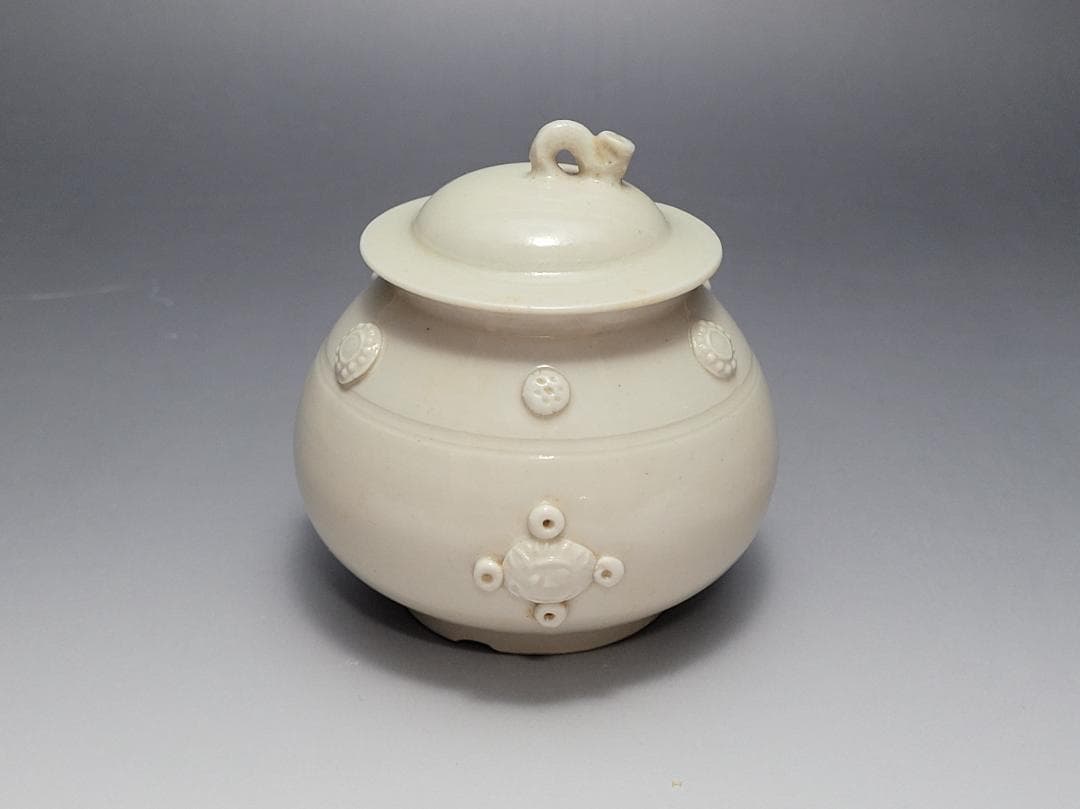 純白磁 陽刻 神獣面 花文 装飾 蓋壺 宋元時代 高さ約8.7cm