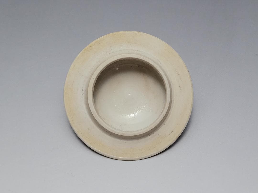 純白磁 陽刻 神獣面 花文 装飾 蓋壺 宋元時代 高さ約8.7cm