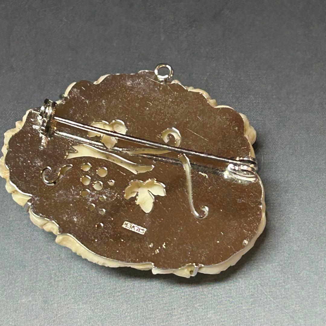 白珊瑚　ブローチ　花と鈴