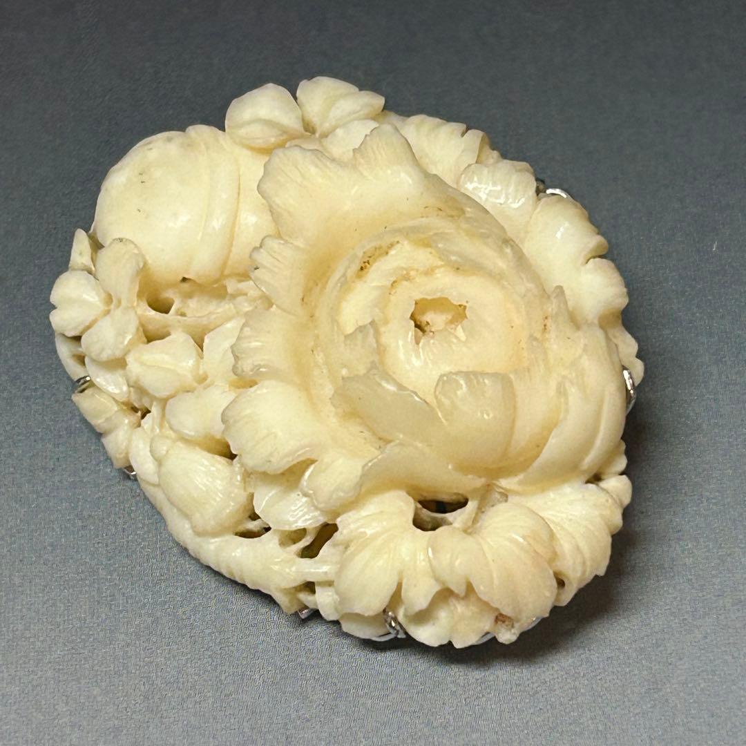 白珊瑚　ブローチ　花と鈴