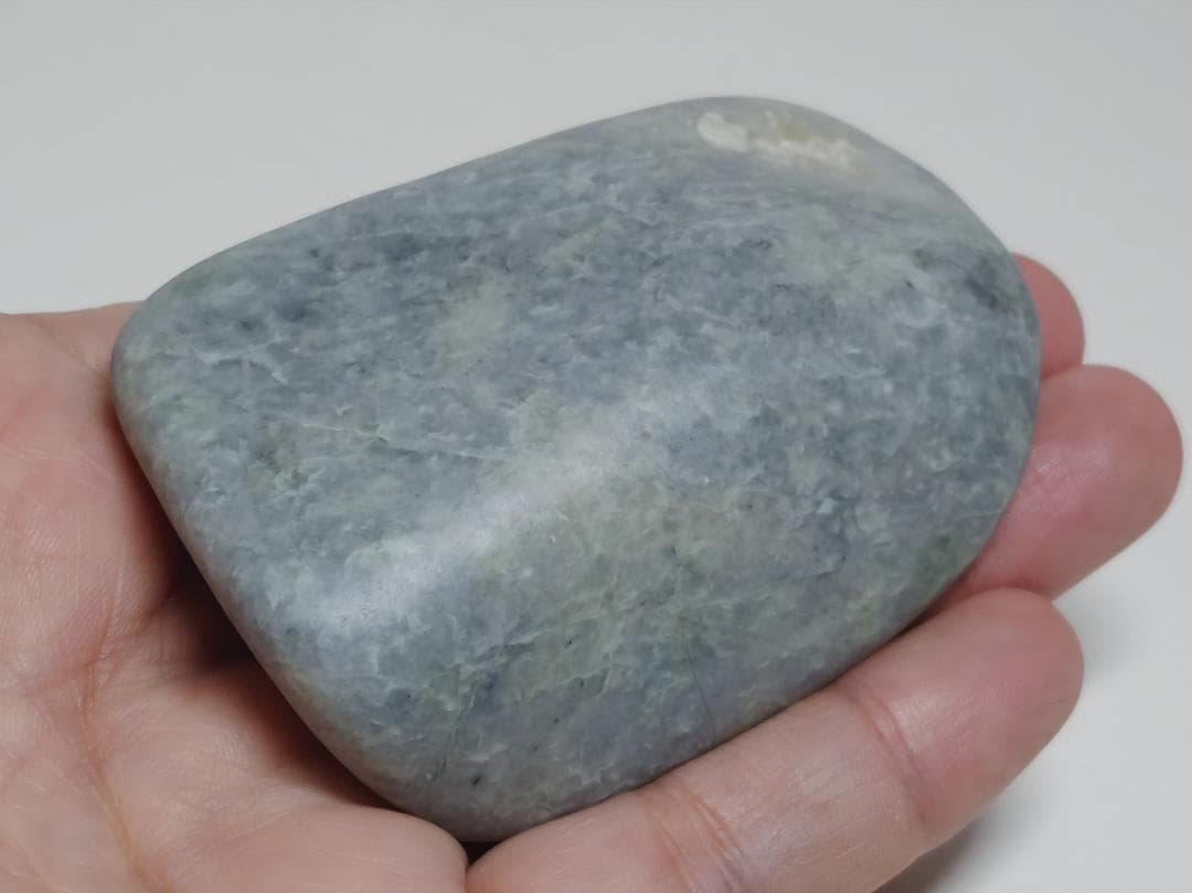 糸魚川61 翡翠 220g ヒスイ 原石 鑑賞石 自然石 誕生石 鉱物 鉱石