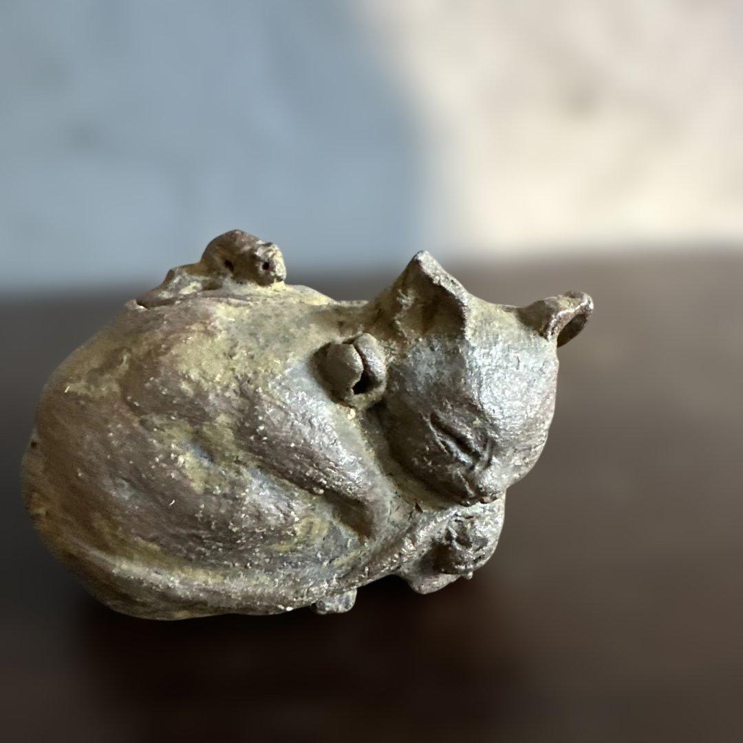 可愛い眠り猫　猫の姿の蓋付き陶器彫刻