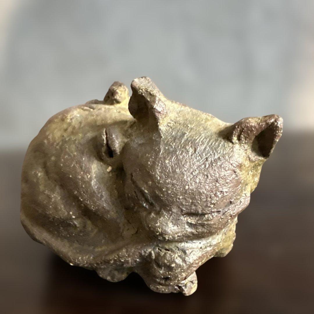 可愛い眠り猫　猫の姿の蓋付き陶器彫刻