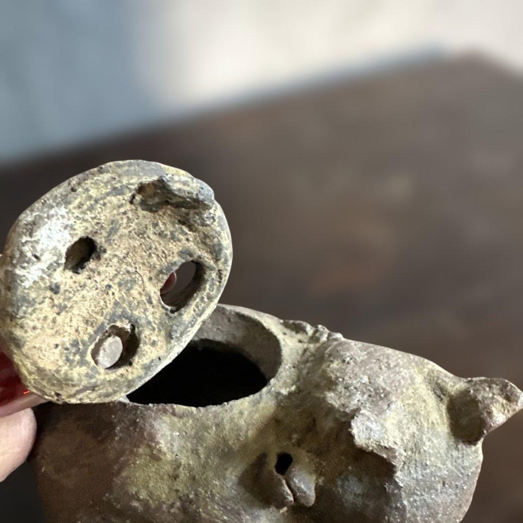 可愛い眠り猫　猫の姿の蓋付き陶器彫刻