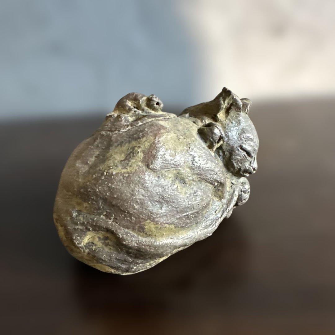 可愛い眠り猫　猫の姿の蓋付き陶器彫刻