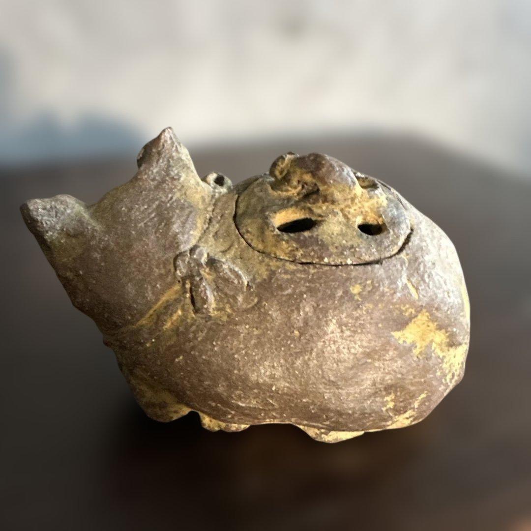 可愛い眠り猫　猫の姿の蓋付き陶器彫刻