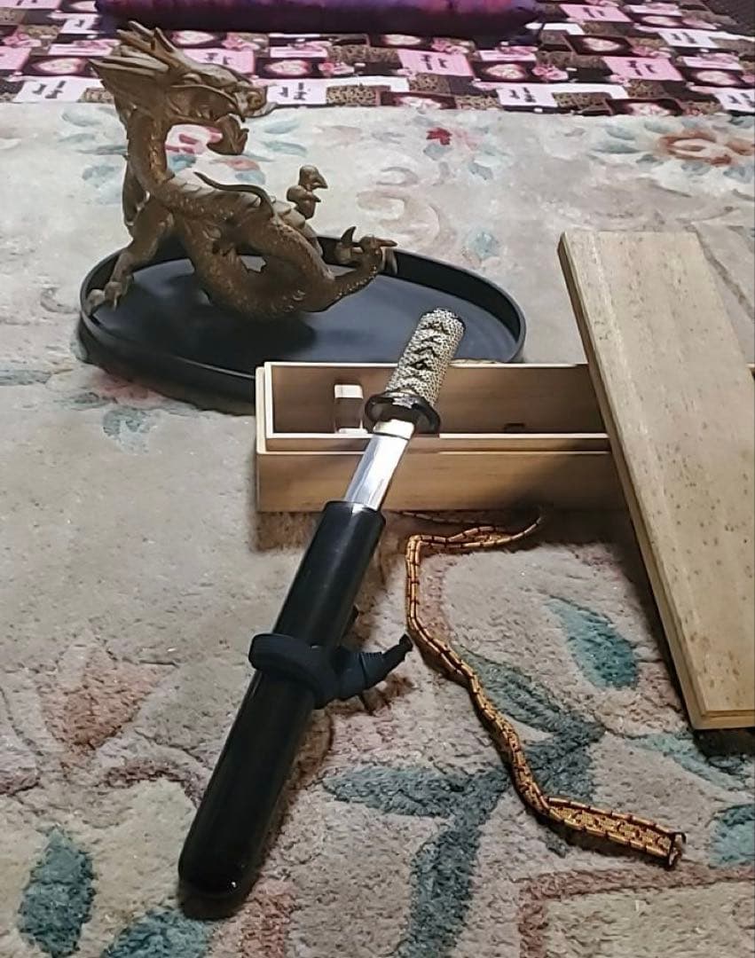 模造刀 短刀 糸巻き柄 と龍の置物セット