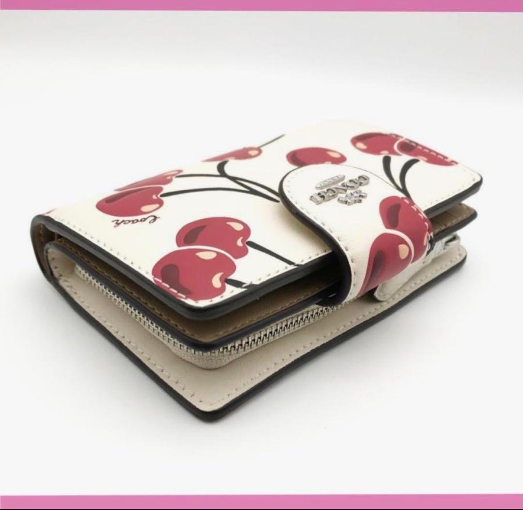 再入荷COACH チェリー柄 苺プリントミディアム二つ折り財布