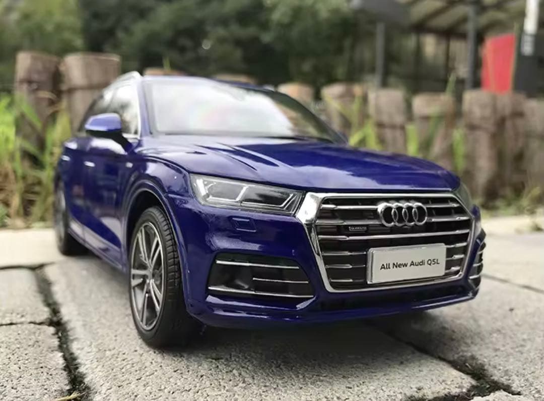 Audi Q5L 1/18スケールモデルミニカー