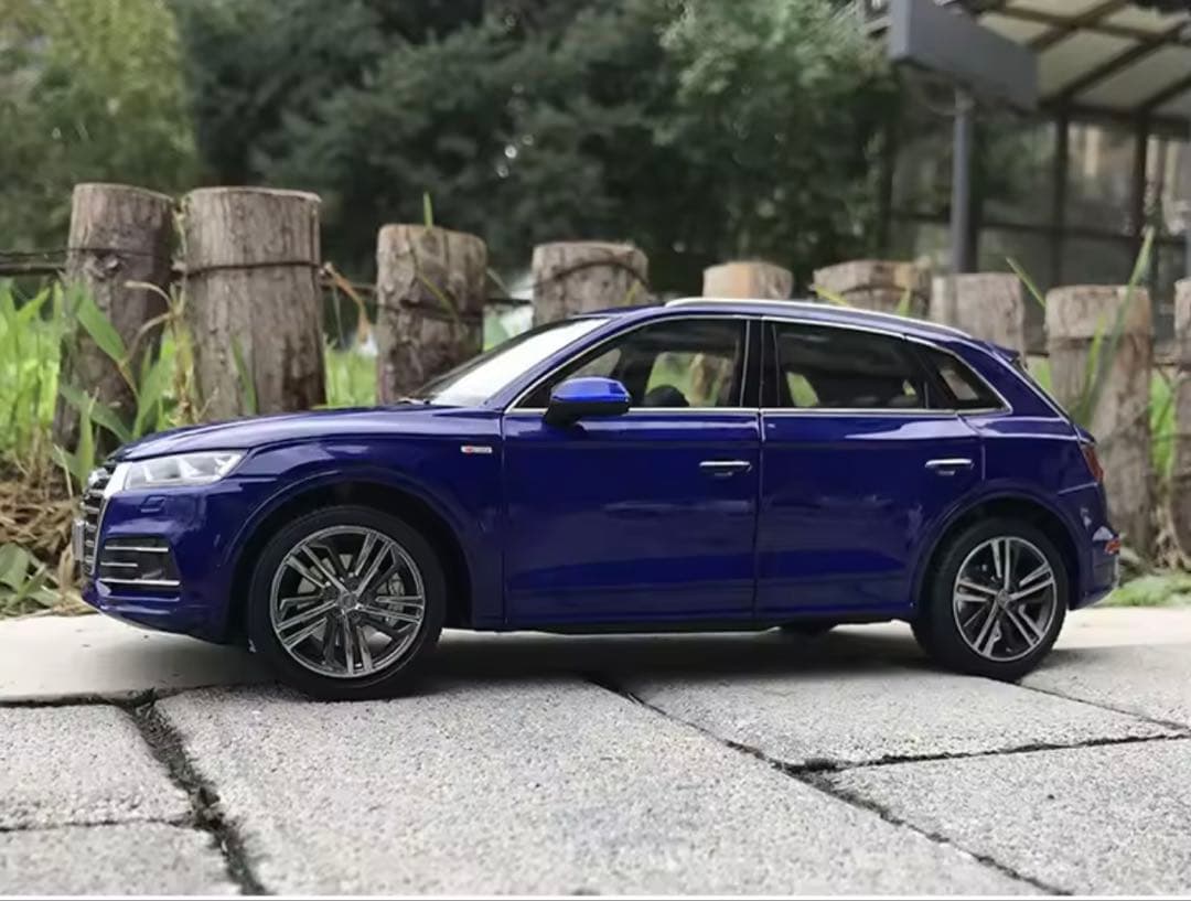 Audi Q5L 1/18スケールモデルミニカー