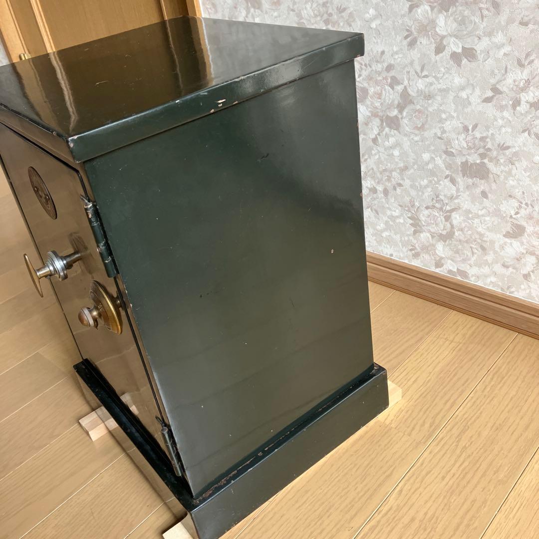 昭和レトロな中型金庫（グリーン色／高４５、幅３１、奥２８㌢／重約２７㌕）