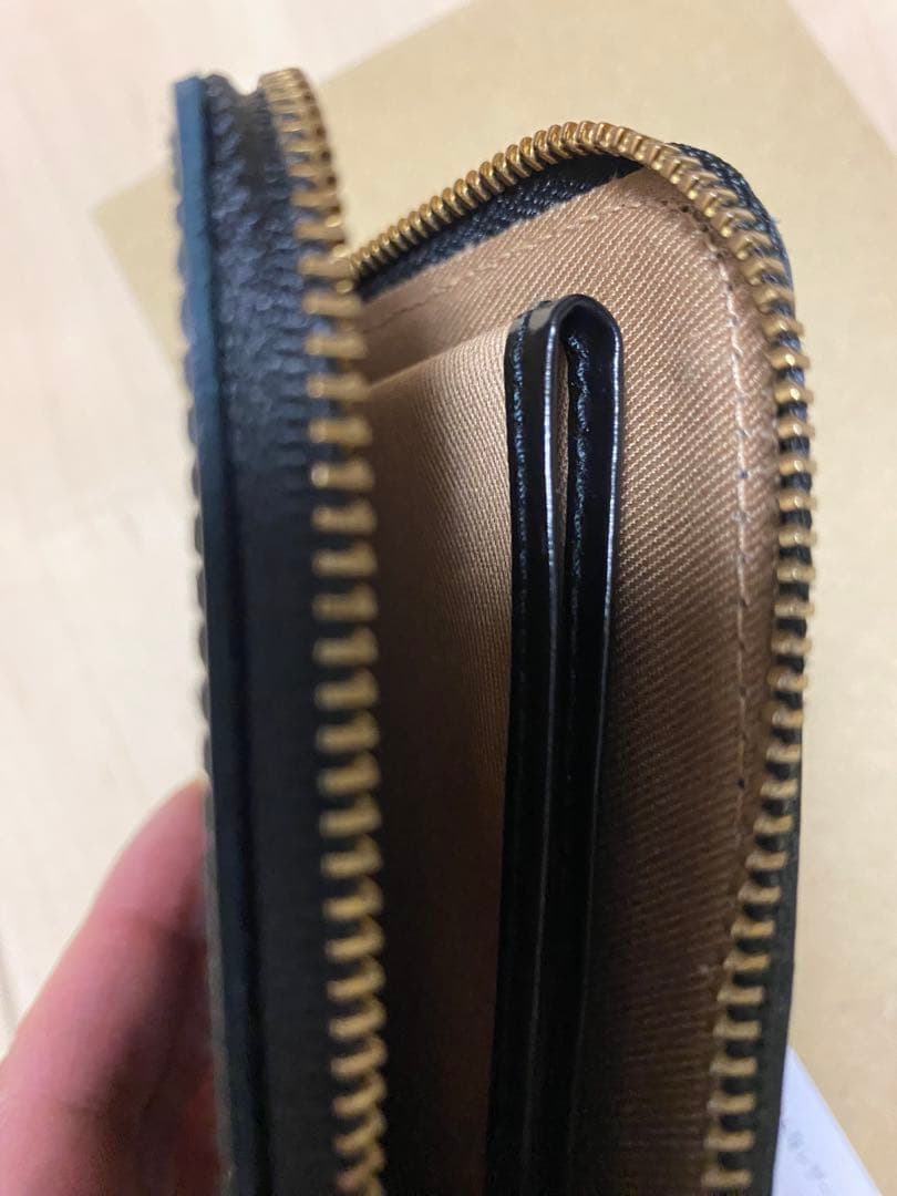 OUR ブラック OUR スリムなレザーミディアム財布