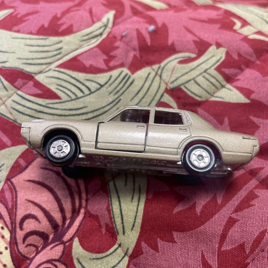 トミカ　NEW CROWN