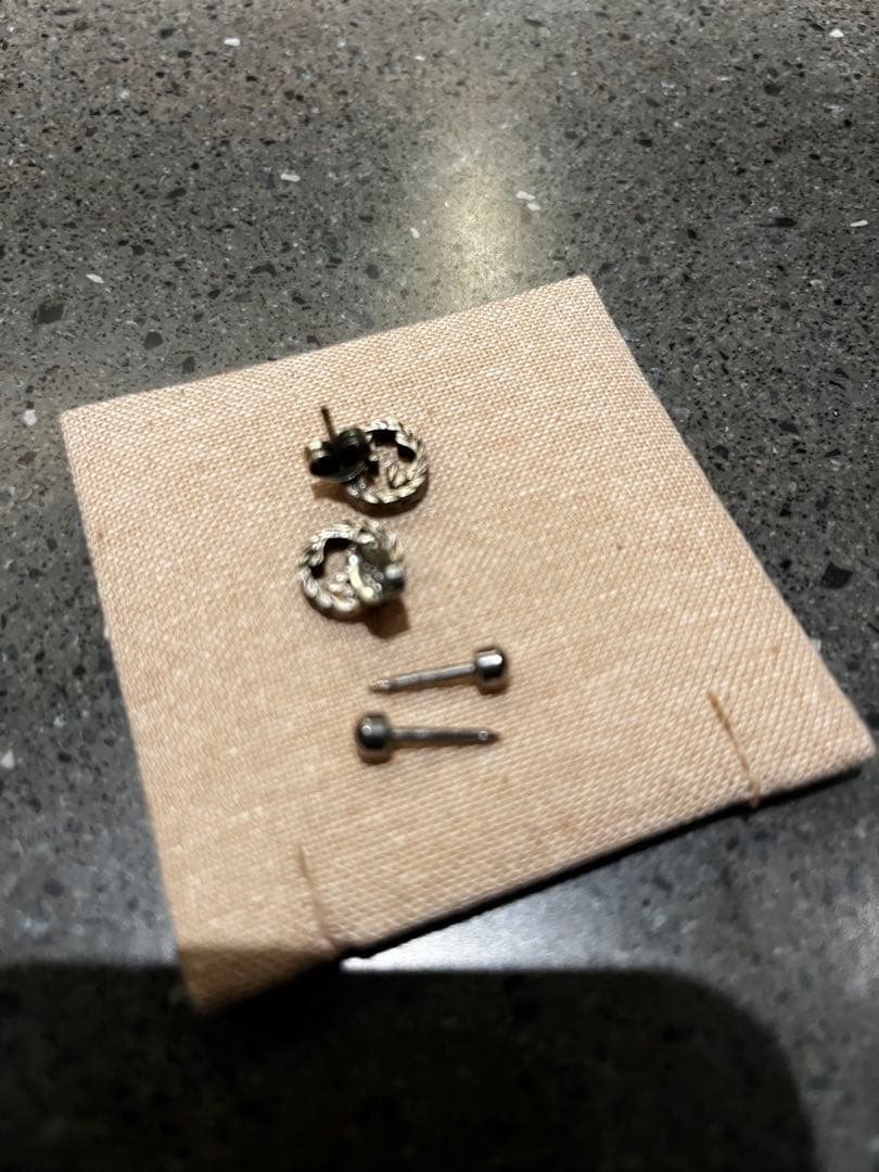 GUCCI ロゴデザイン スタッドピアス