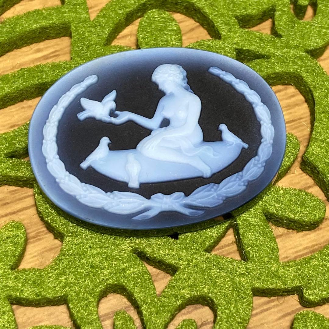 青色女性と鳥の彫刻ルース　ゲルバルドシュミット