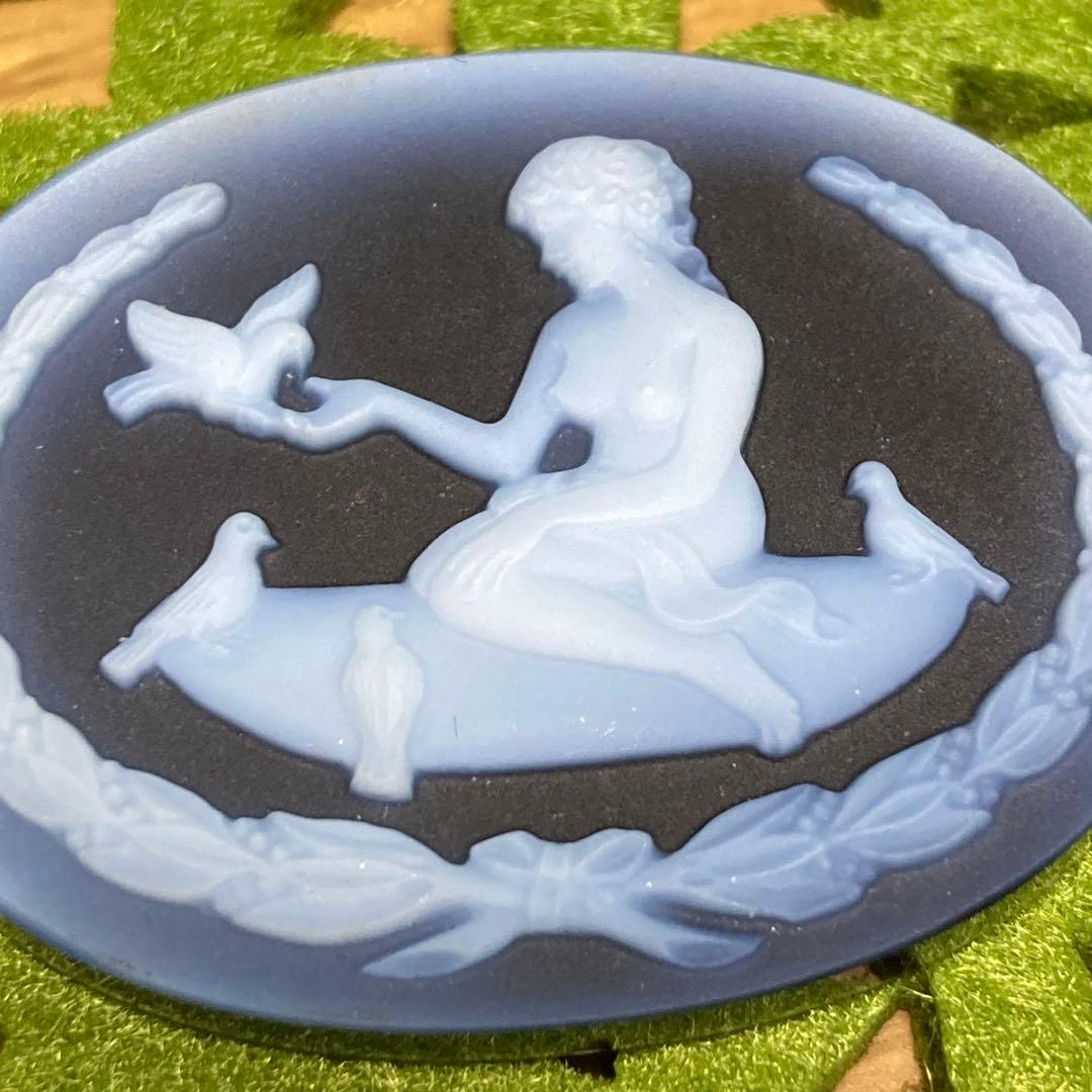 青色女性と鳥の彫刻ルース　ゲルバルドシュミット