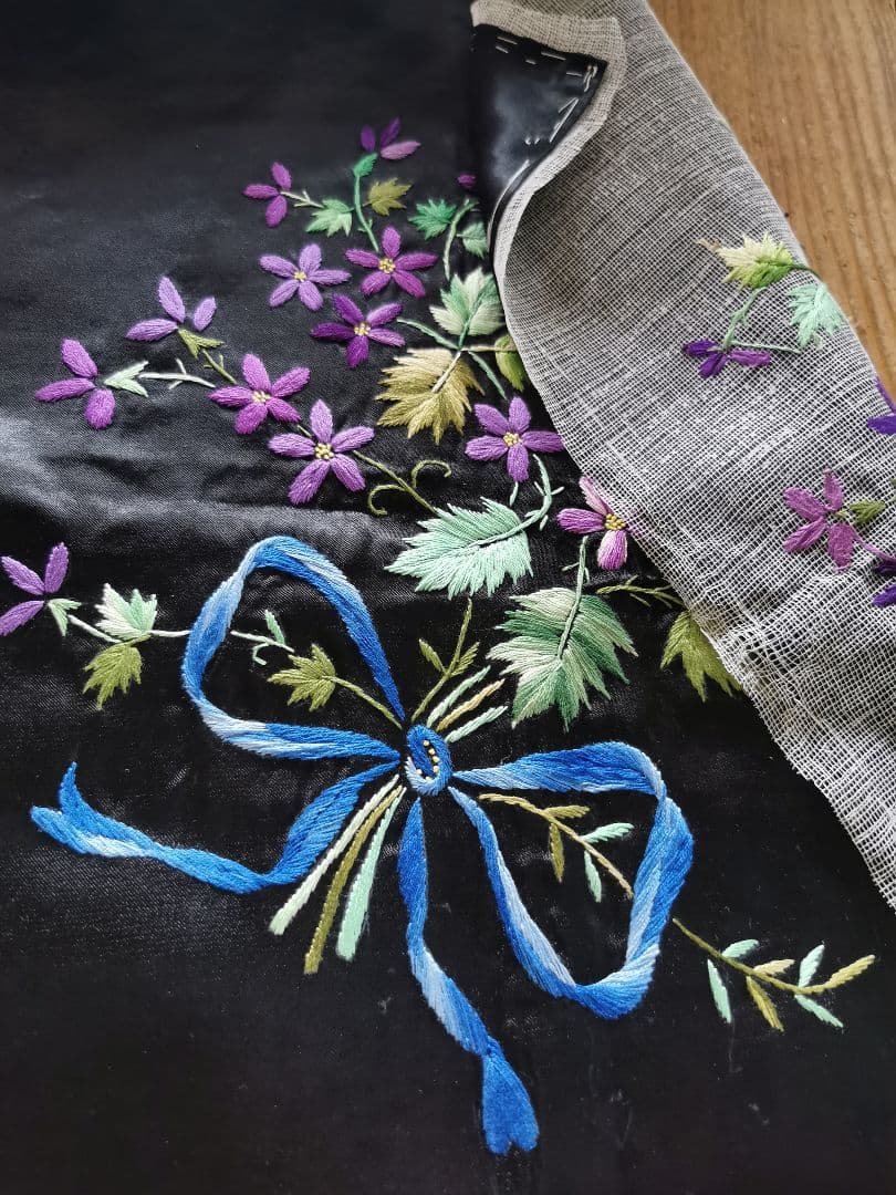 アンティークフランス 紫小花 スミレの花束刺繍 ブルーリボン シルク生地作品