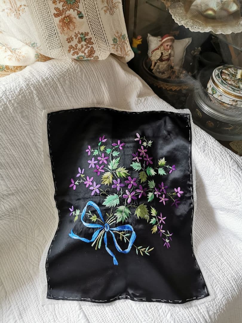 アンティークフランス 紫小花 スミレの花束刺繍 ブルーリボン シルク生地作品