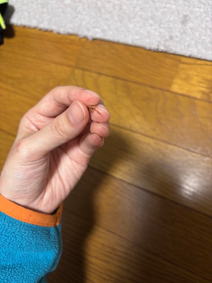 【未使用】ete 三角形スタッドピアス サファイアストーン