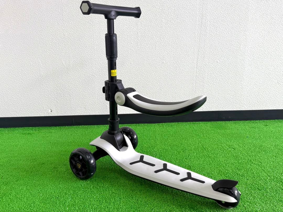 新品未使用 ランボルギーニ 三輪キックスクーター｜着脱式シート付き・高さ調整可能