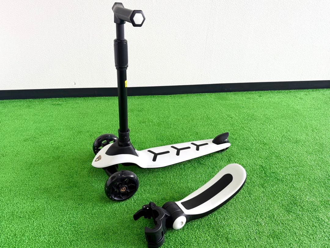 新品未使用 ランボルギーニ 三輪キックスクーター｜着脱式シート付き・高さ調整可能