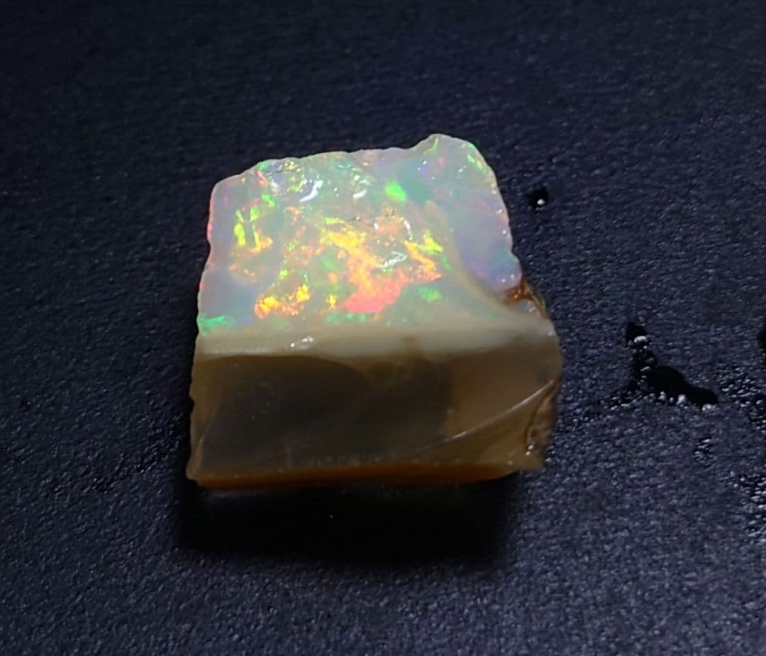 エチオピアオパール　ウェロ産　原石　乳白色　虹　鉱物標本　チョーク