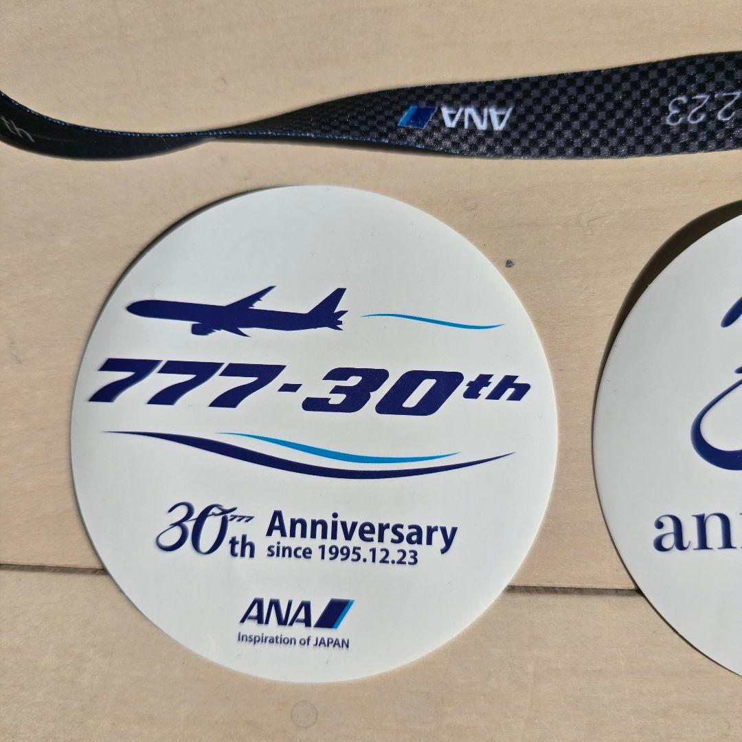 ANA 777-30th Anniversary ステッカーとストラップ