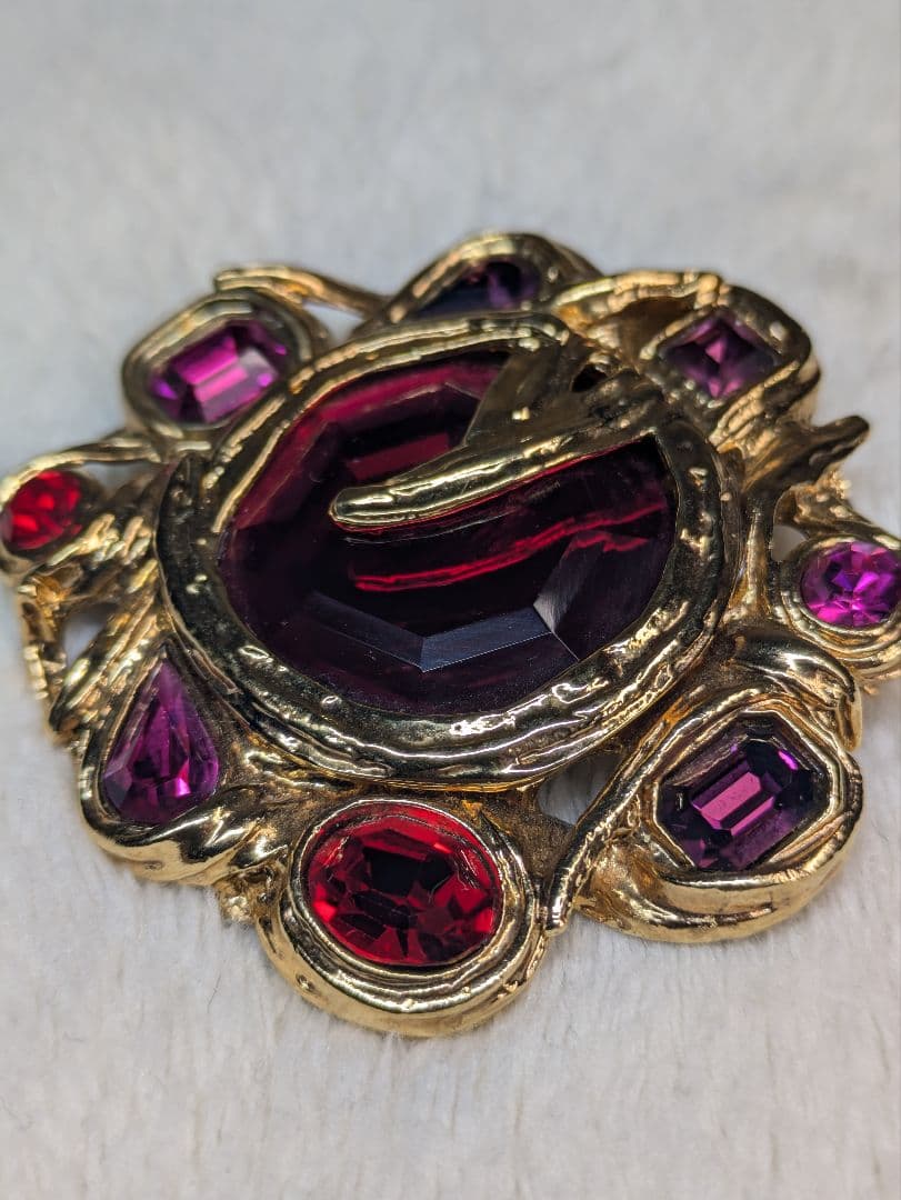 イヴ・サンローラン　ヴィンテージ　ブローチ　ペンダントトップ　グリポア