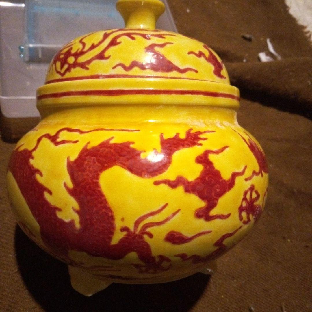 中国陶磁器　明成化　三足香合