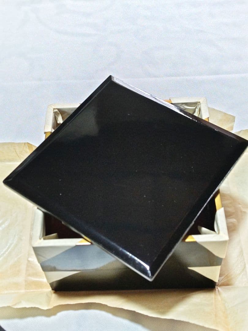 黒赤漆塗り　縁取り金色　2段重箱✕2　木箱入り　天然木
