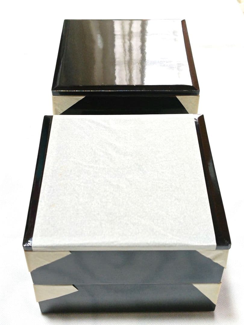 黒赤漆塗り　縁取り金色　2段重箱✕2　木箱入り　天然木
