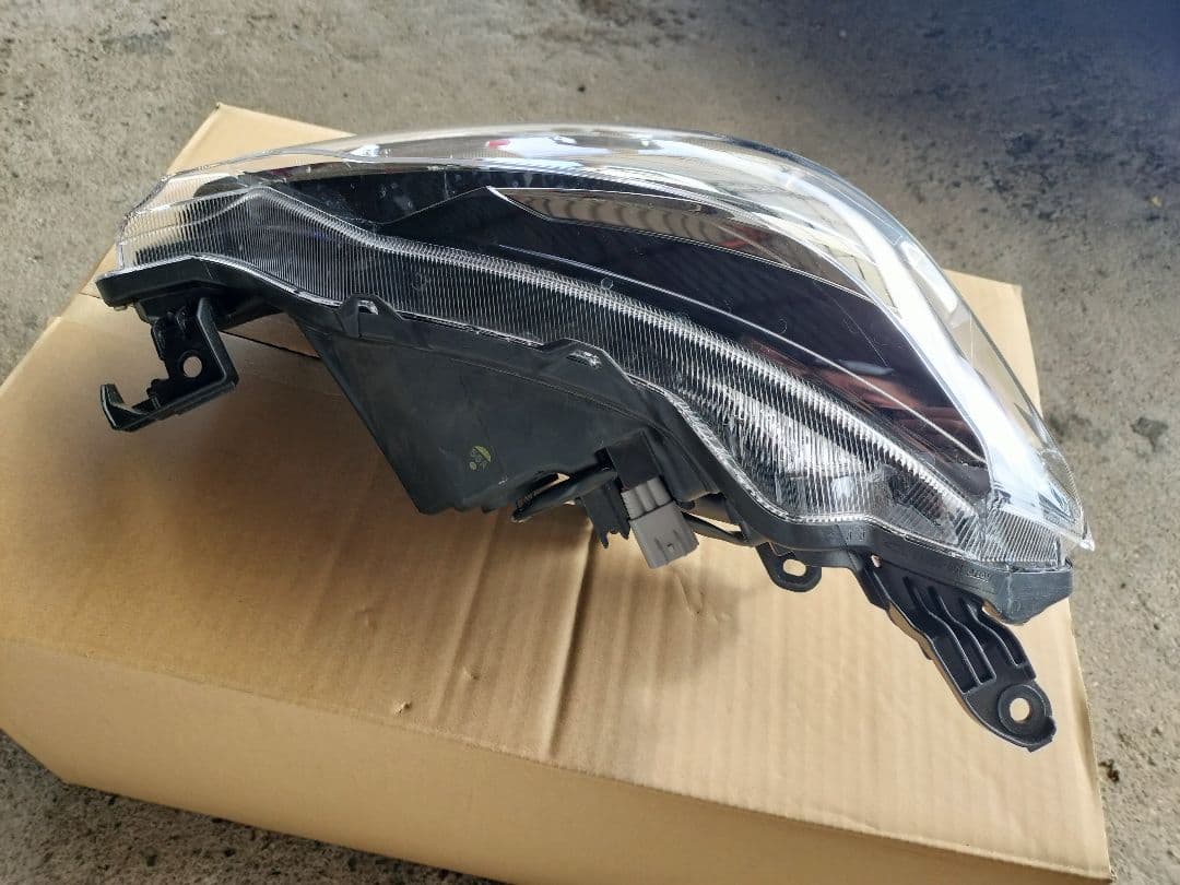 ダイハツ　ミライース 　ヘッドライト