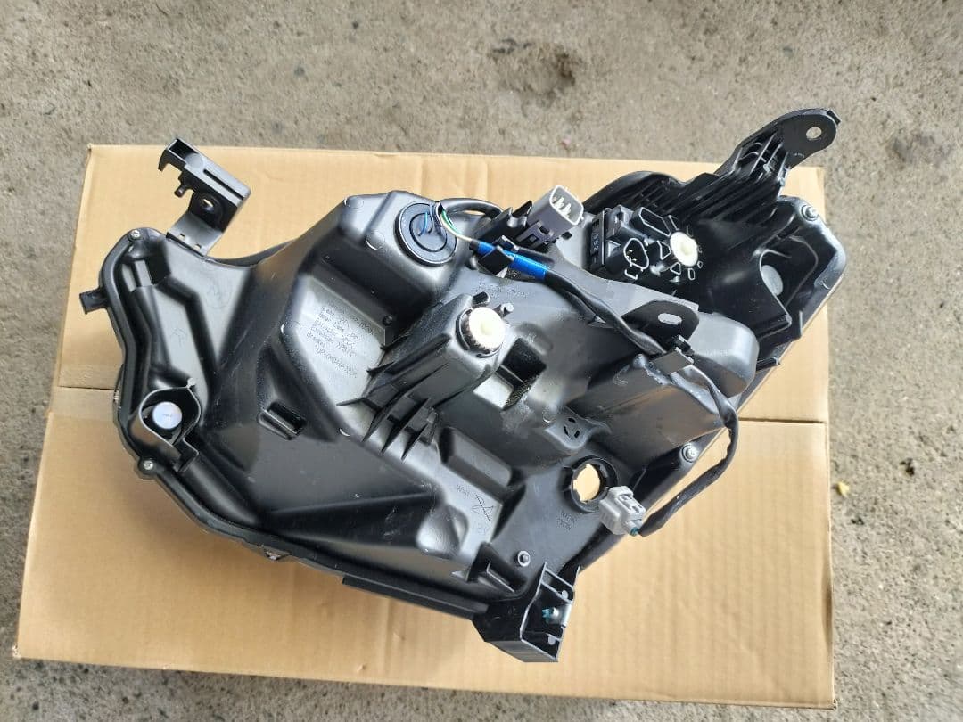 ダイハツ　ミライース 　ヘッドライト