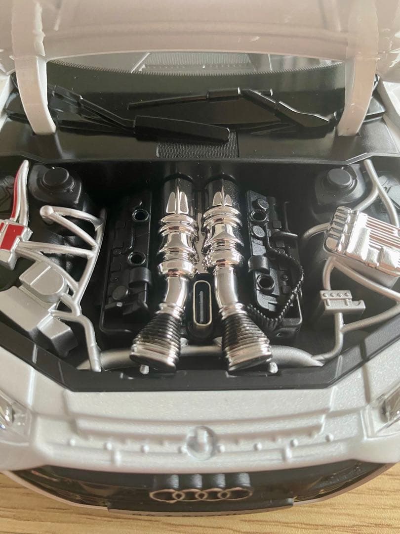 1/18 Audi 合金製ミニカー LED点灯 サウンド 鍵付