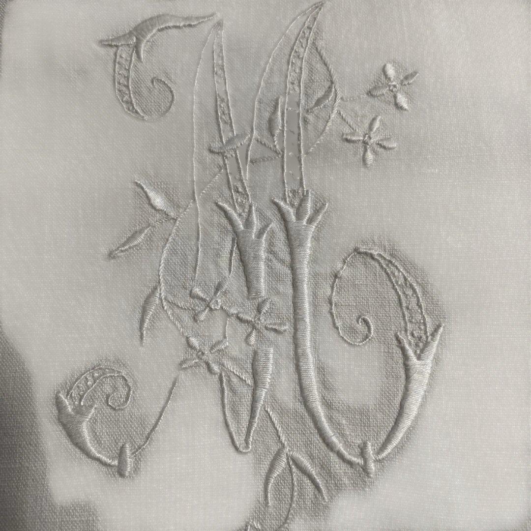 アンティークモノグラム　リメイククッション