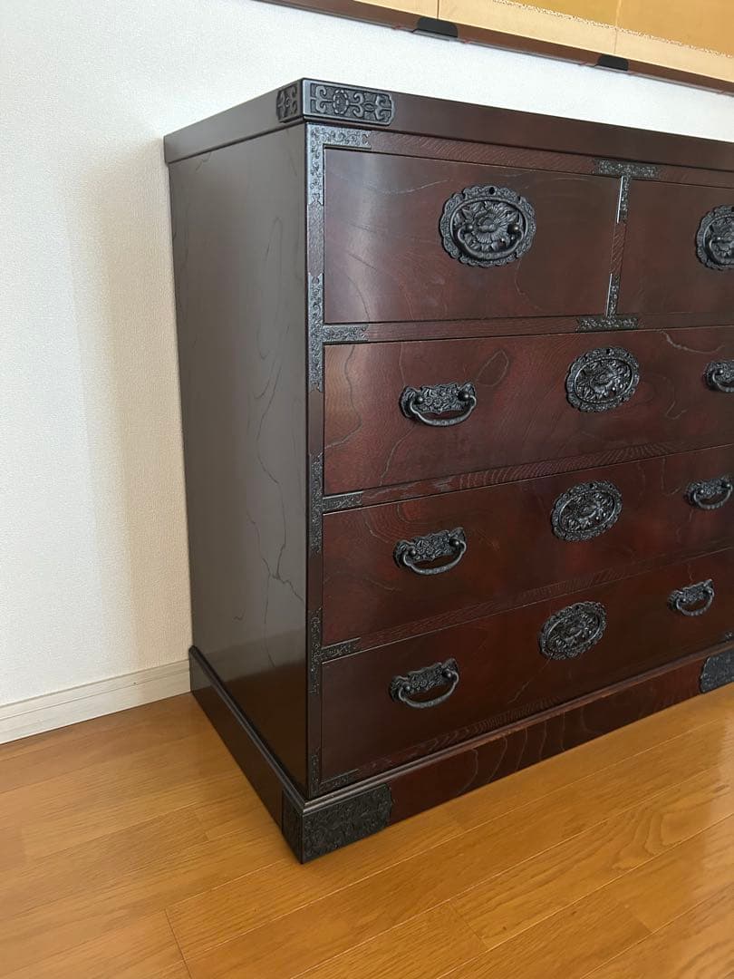 伝統的な木製の和ダンス